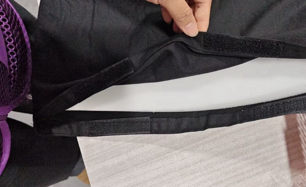 La funda de algodón abierta por el lateral, con el núcleo de espuma a la vista